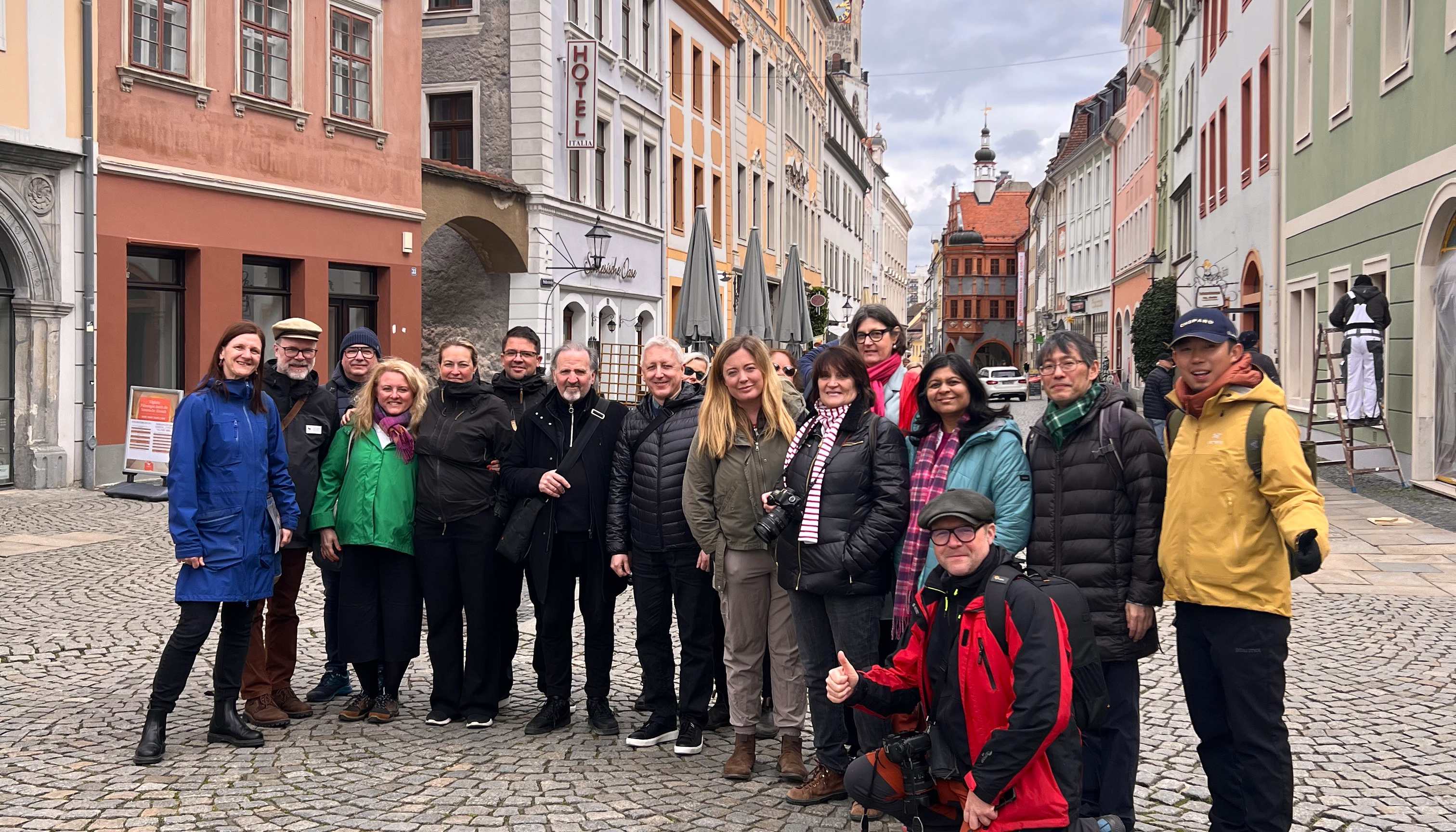 2024 04 26 Aufmacher BlogGruppenfoto hoch Pre Convention Tour 2024 Görlitz Besuch Europastadt GmbH